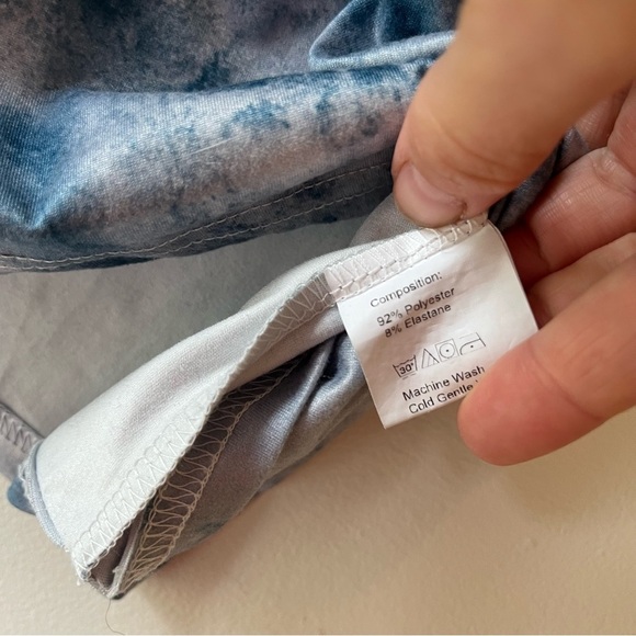 🌼 5/$25 Girls Blue Tie Dye “Never Give Up” Graphic Short Sleeve T-Shirt Size 6-7 - Picture 4 of 10